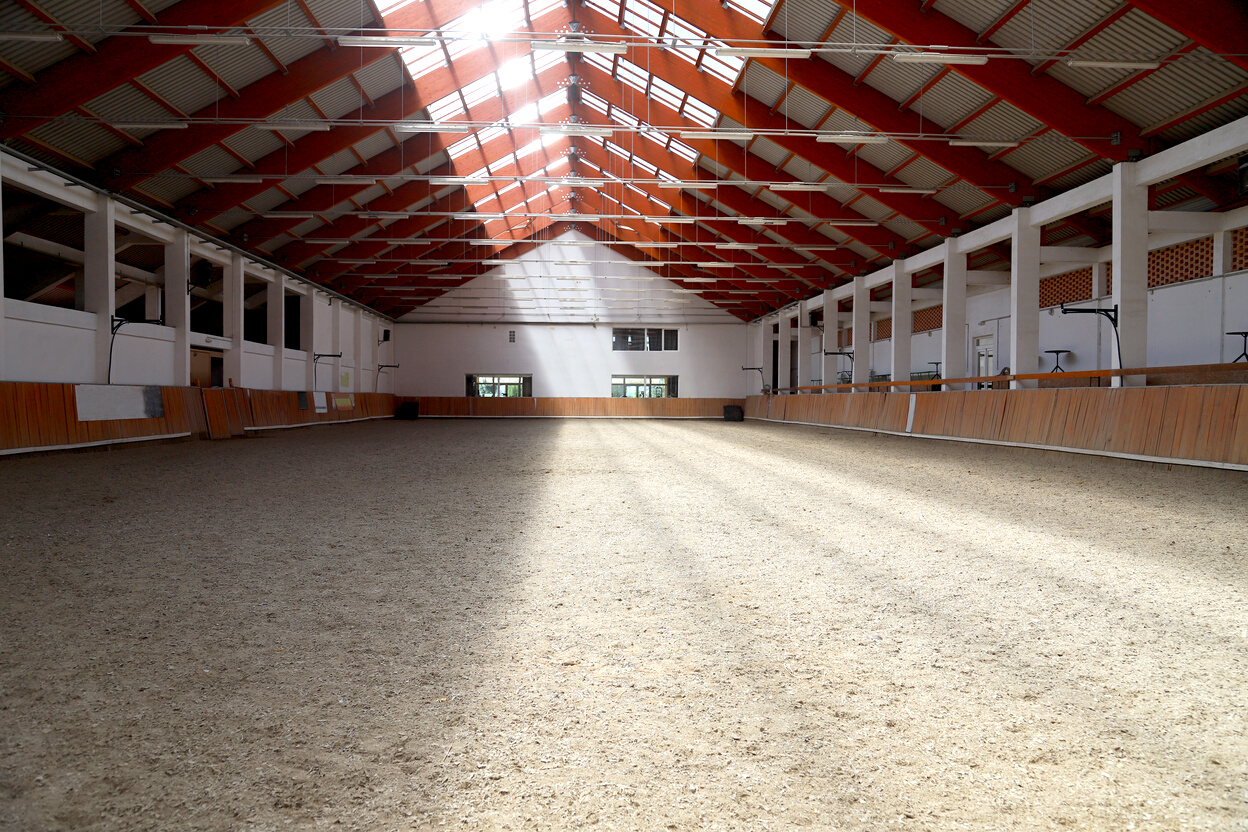 Horizontal view in an indoor riding arena